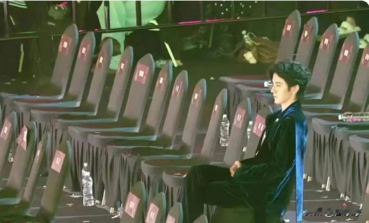 星光大赏最惨陪跑人：王弘毅坐冷板凳到散场，镜头全无成隐形人！这哪是来参加盛典，