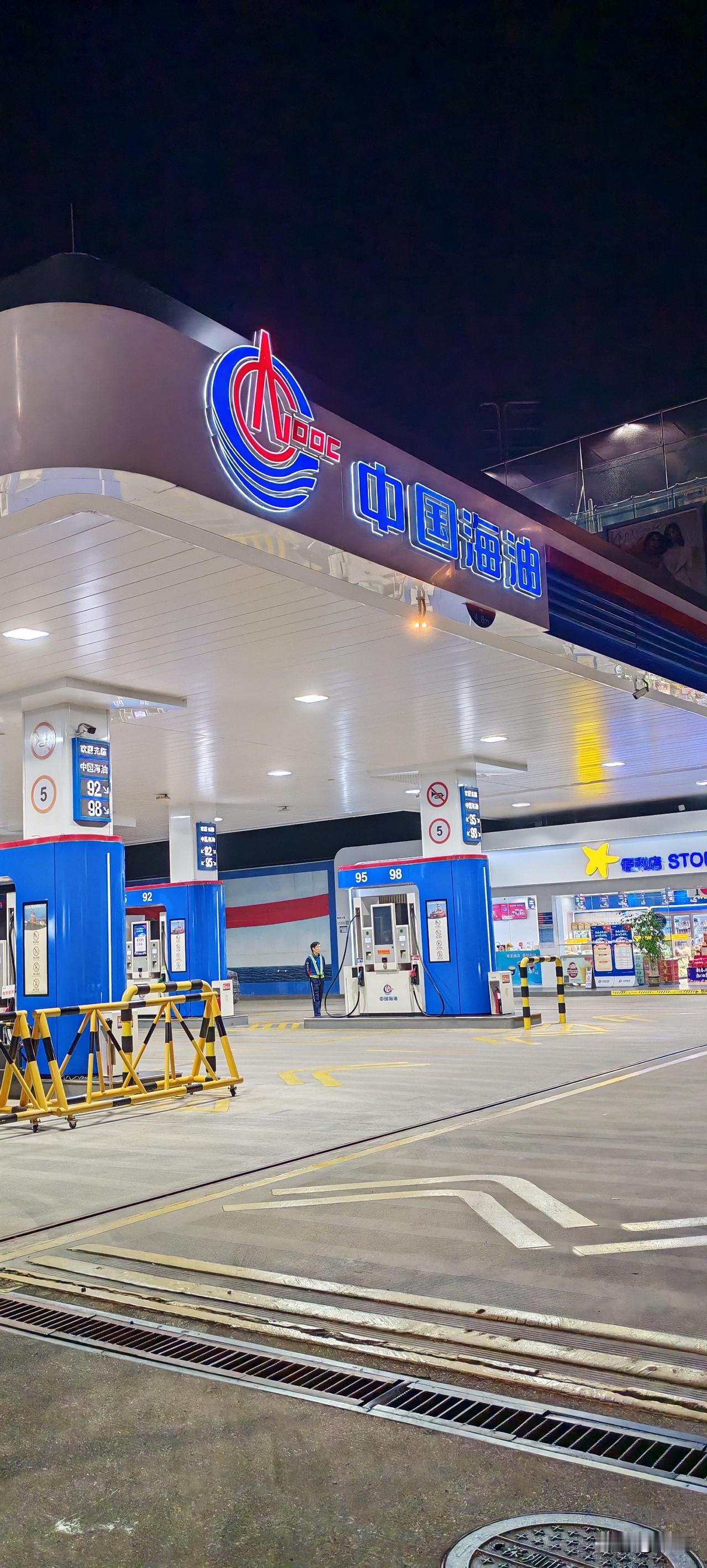 今天休息，睡一天，现在是晚上9点50分了，我刚刚吃完晚饭。休息不能浪费了，必须