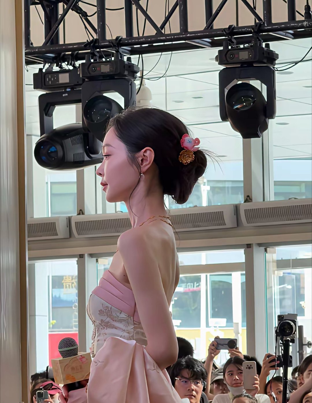 不敢想象宋轶该有多瘦，侧面都是薄薄的一片