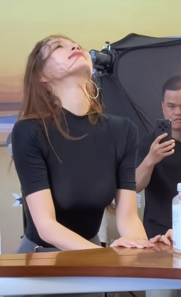 后面大哥眼睛都看呆了！