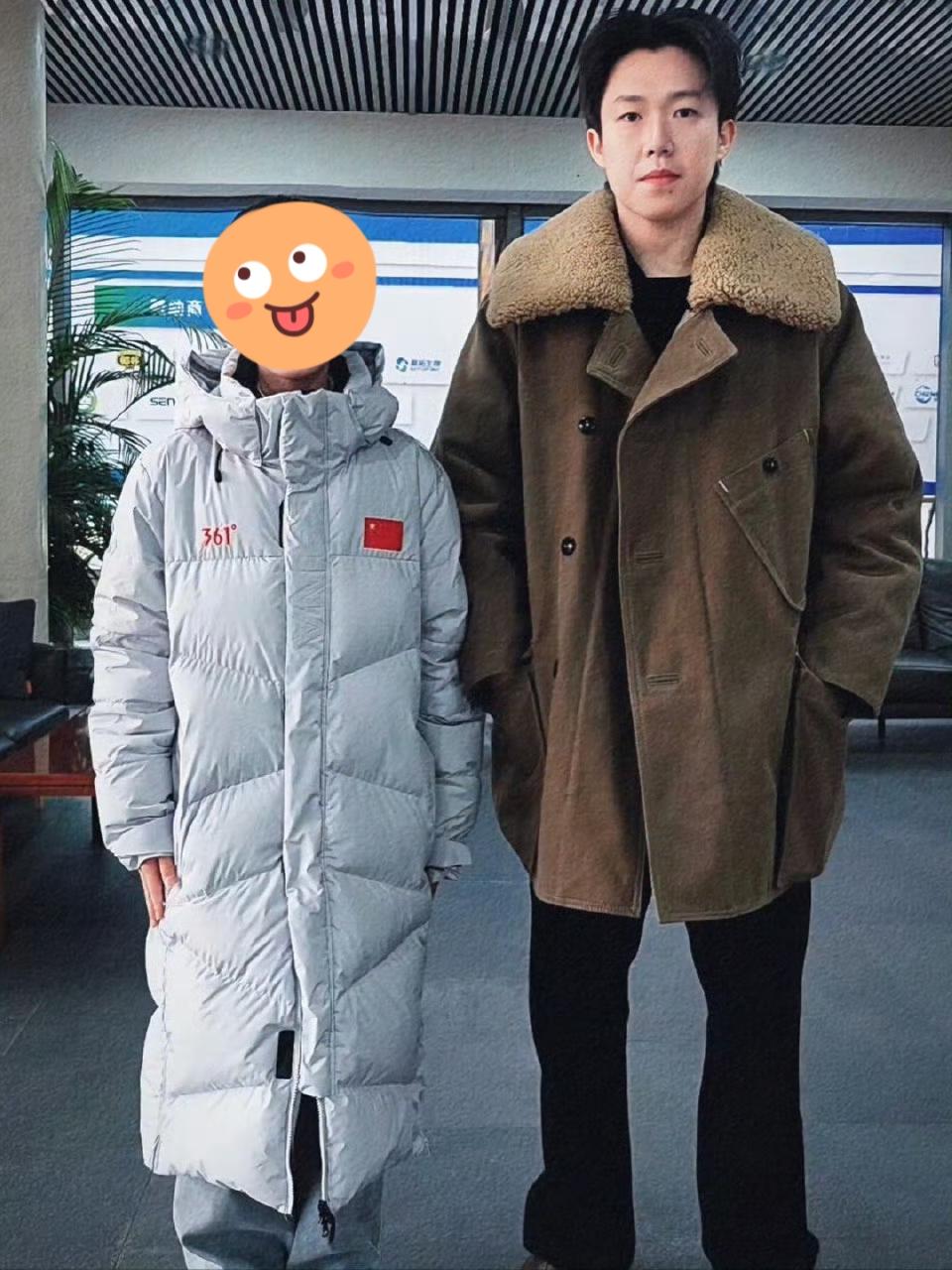 王楚钦今日现身体总运动员公寓，与人合影。今天头哥也是长款大衣欧巴风呀！相当精