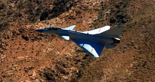 3月25日，中部战区飞行员史录权开着歼-10C巡逻时，竟然在自家大门口，被外机火