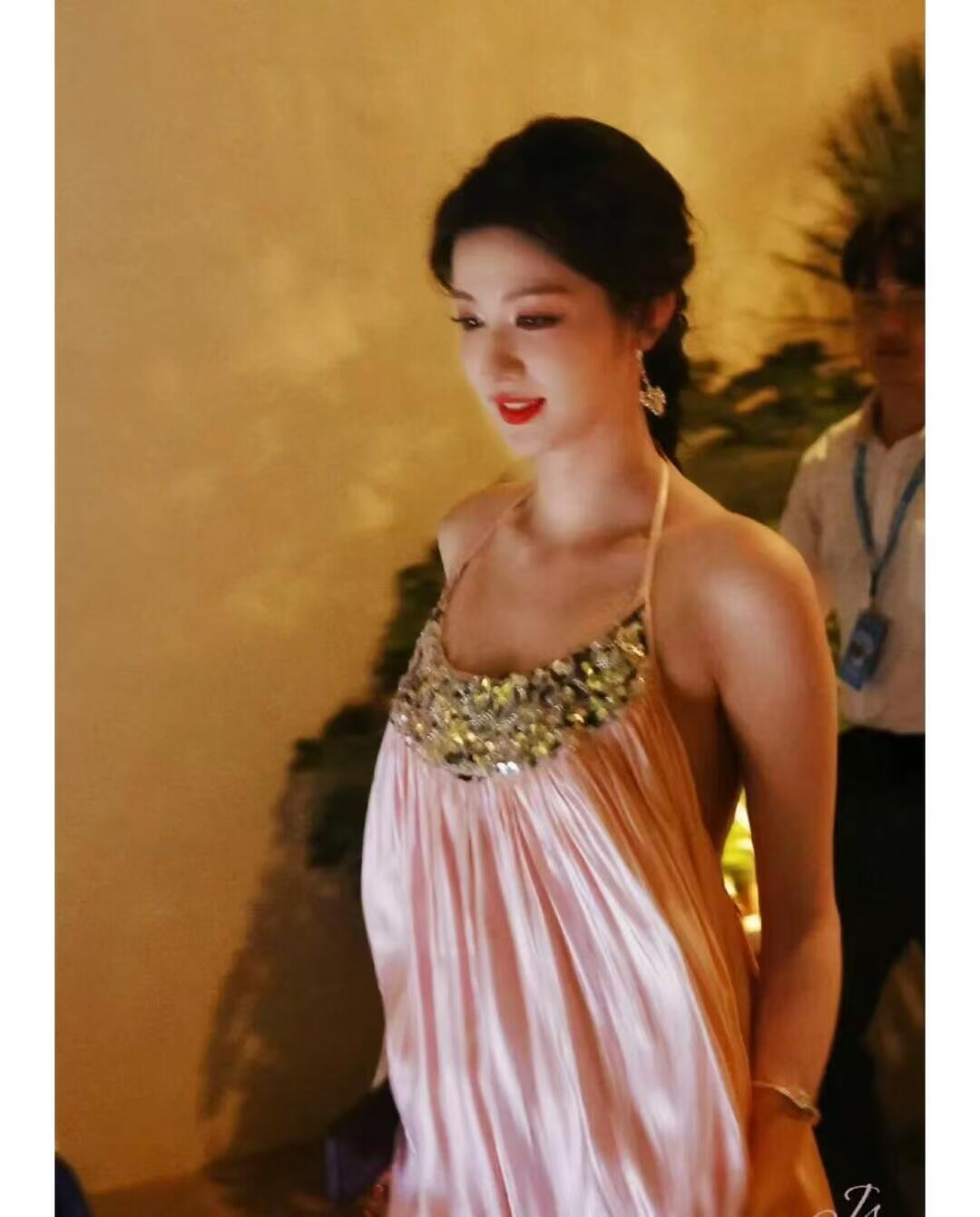 天哪，，王楚然私下身材这样。。我的天哪，王楚然身材真的好好啊，在人群中小小的一个