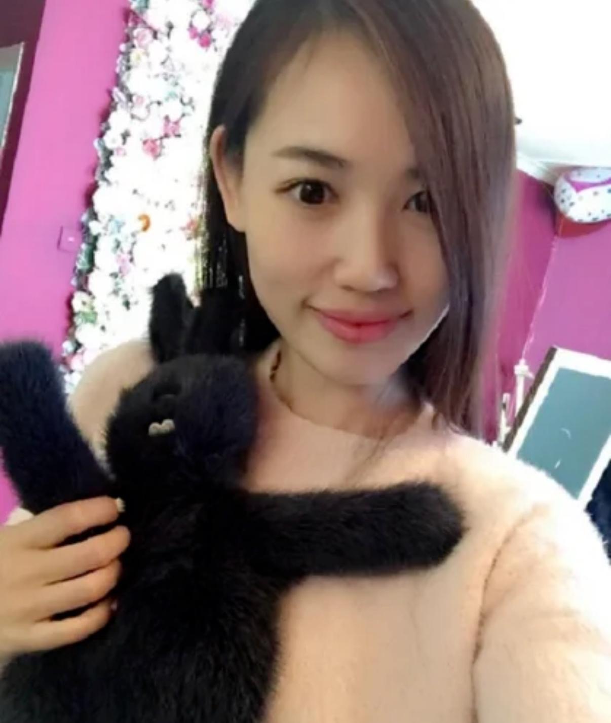 法院把她的星河湾房子拍了，起拍1953万，最后1560万被人捡走。她不是净身出