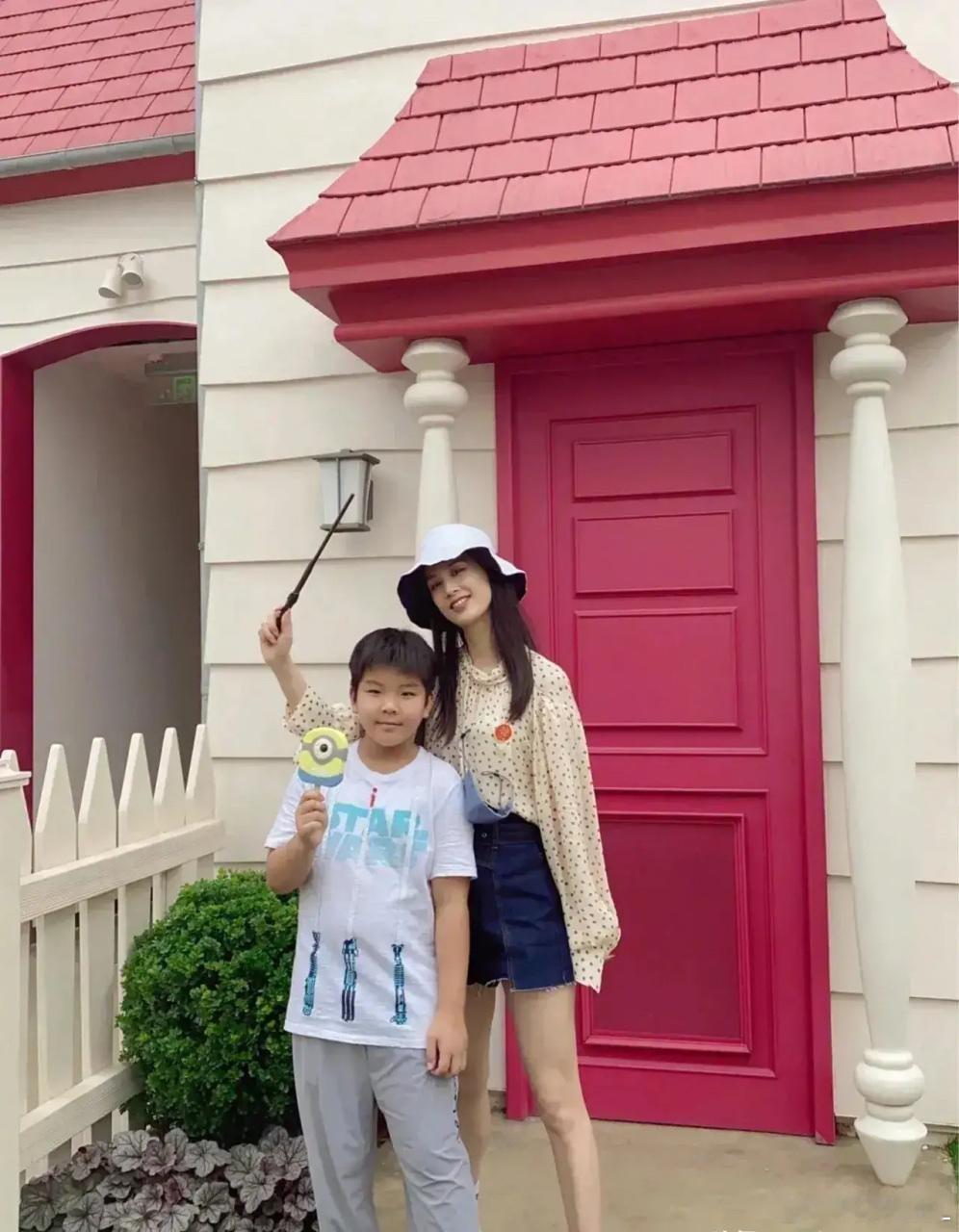 黄圣依很坦率地说：“我这俩孩子，基本上都是我自己辛辛苦苦带大的，婆婆没怎么帮过忙
