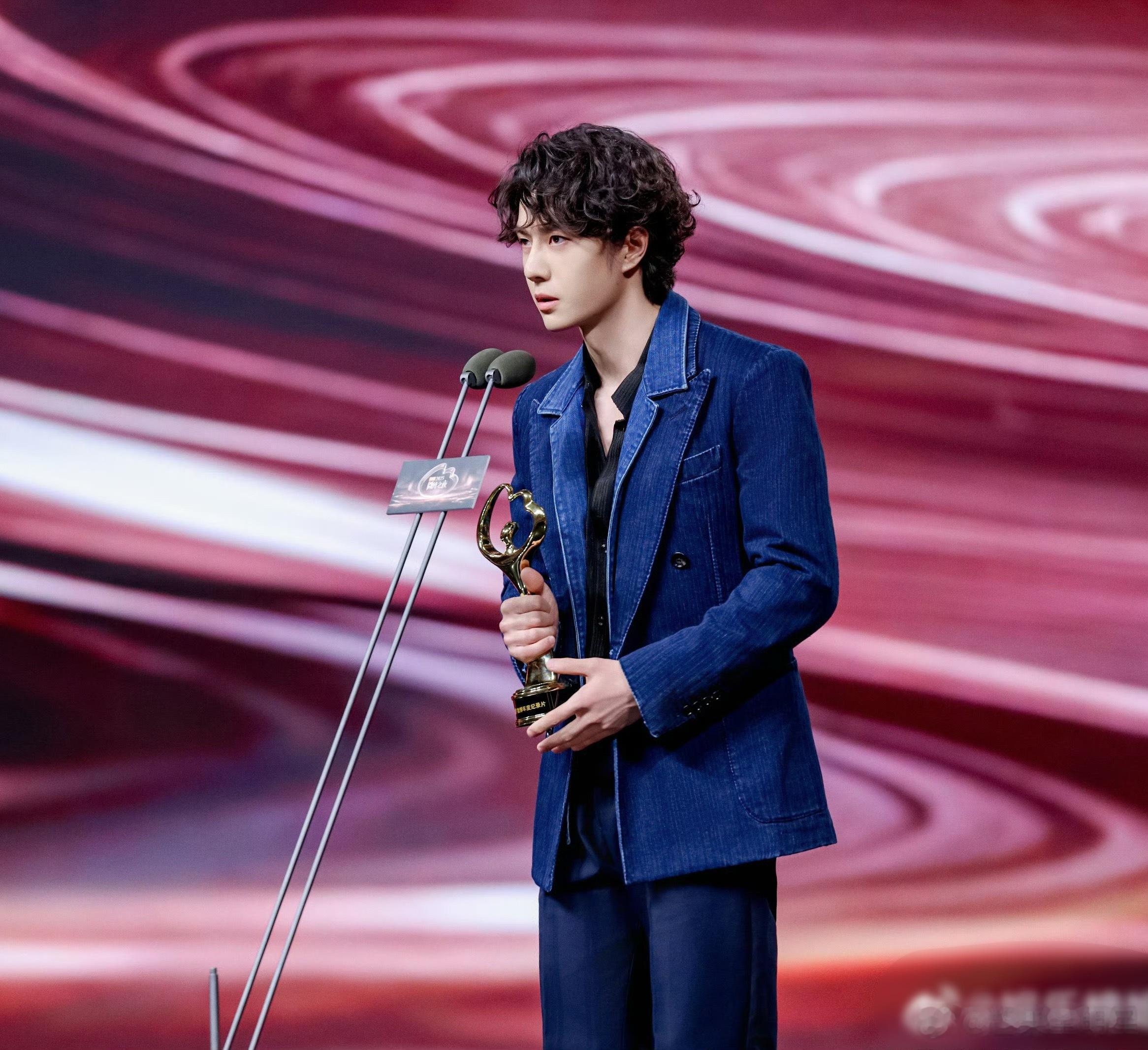 王一博把主C位留给魏克然这个举动不但体现了王一博情商很高，临场反应力很快，还让我