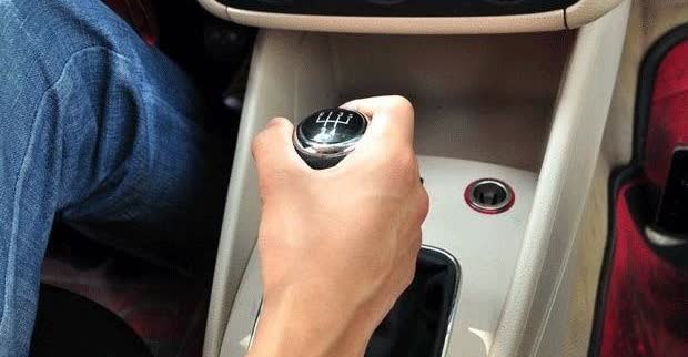 现在还有人开手动挡的车吗？满大街都是电动和自动的，开着我那老掉牙的1.4L手动，