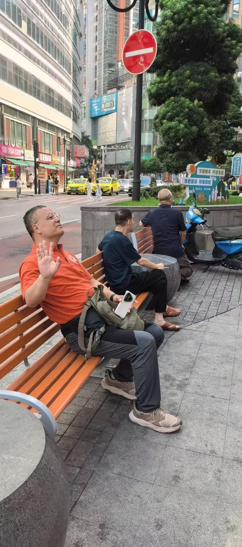 【不对劲不正常】看中医，扎针拔罐吃中药，发觉治疗的病人以中老年大妈为主，那乌泱乌