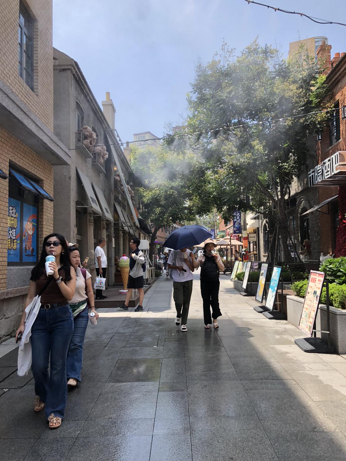 大连这百年不遇的连续高温，不但让本地人难以承受，更苦了来避暑的外地游客，当亲眼目