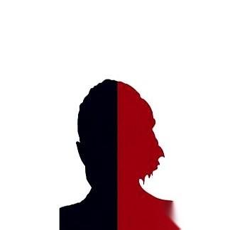 屏幕亮了，系统提示：5000元转账已过期，原路退回。这是我的微信大号。同一秒，