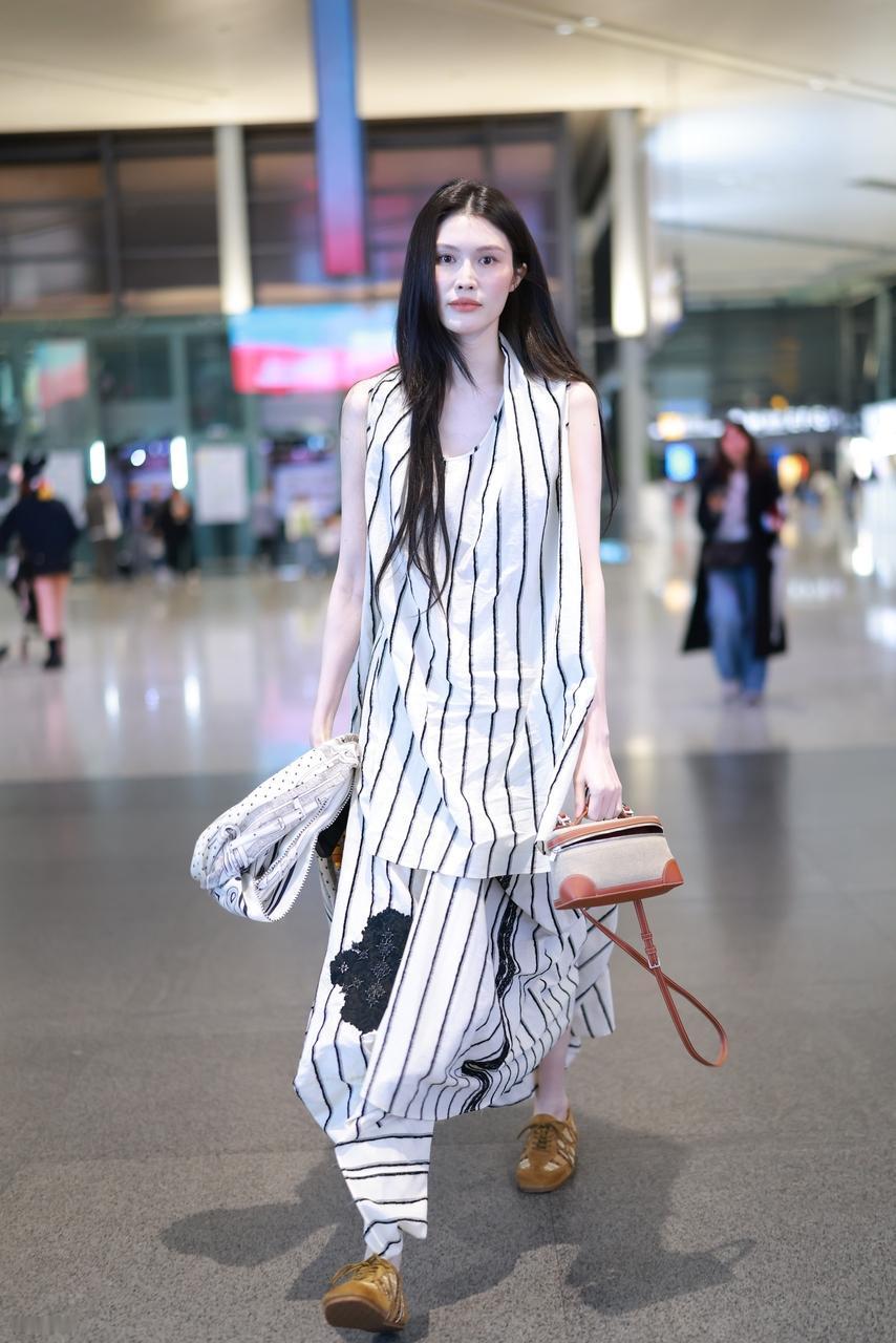 最近何穗现身机场，她这次穿的很宽松，看上去有种潇洒时尚的魅力，气质超好。何穗