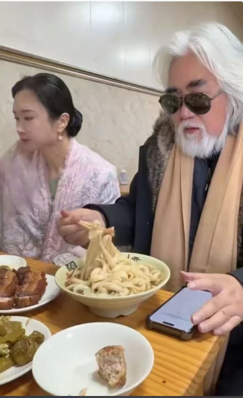 张纪中老师身体蛮好的，都七八十岁的人了，还能吃那么一大碗面，而且红光满面，坐着那