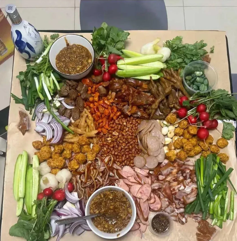去朋友家吃饭，朋友拿出了最高规格的美食！你们看看还缺啥？