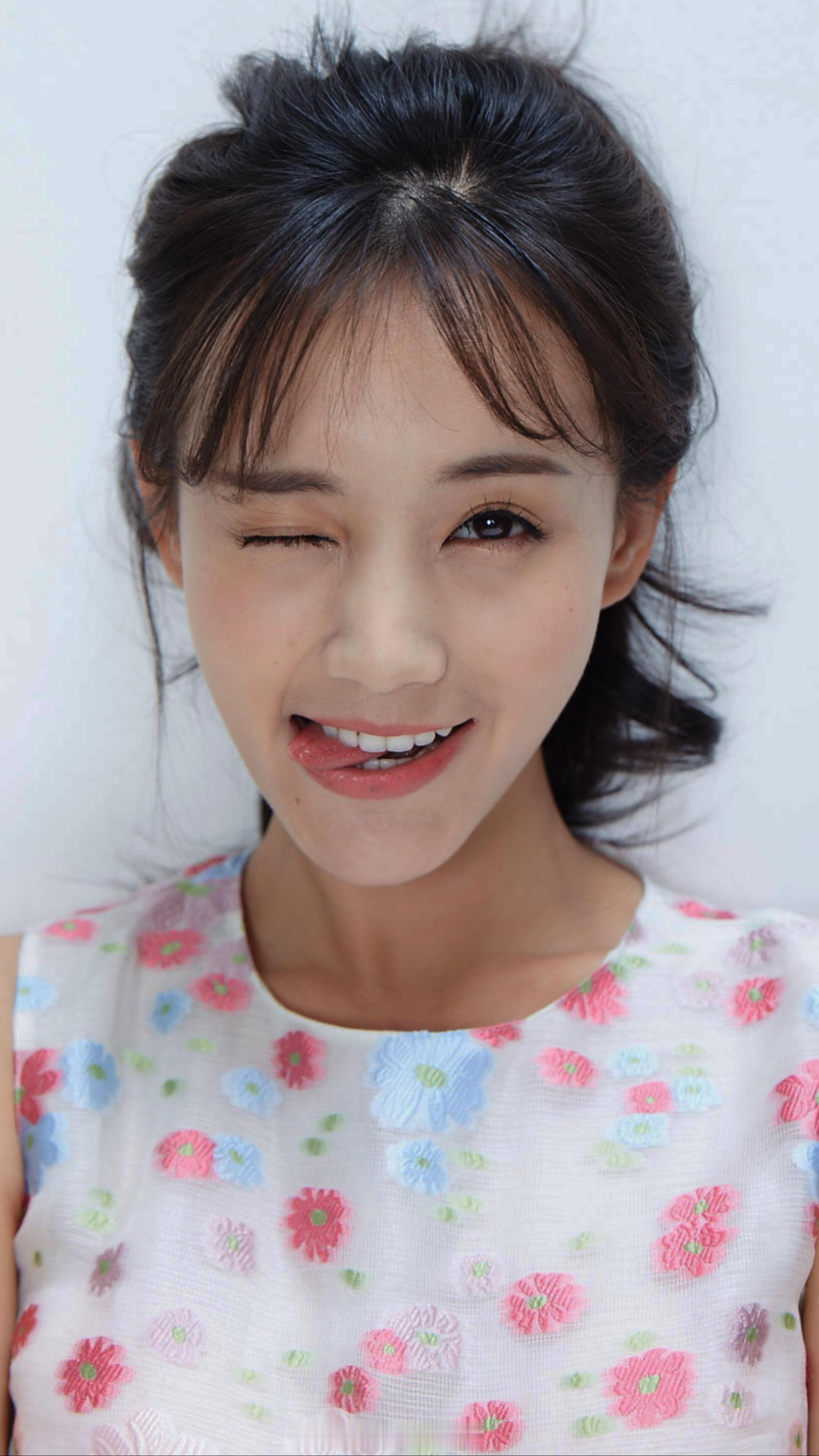 李一桐早期棚拍生图，这也太可爱了