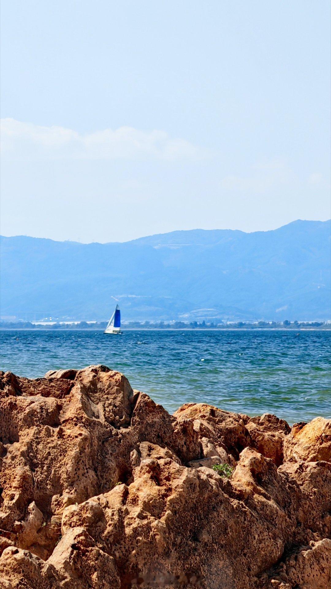 昆明是个好地方，抚仙湖，石林都挺好看的昆明