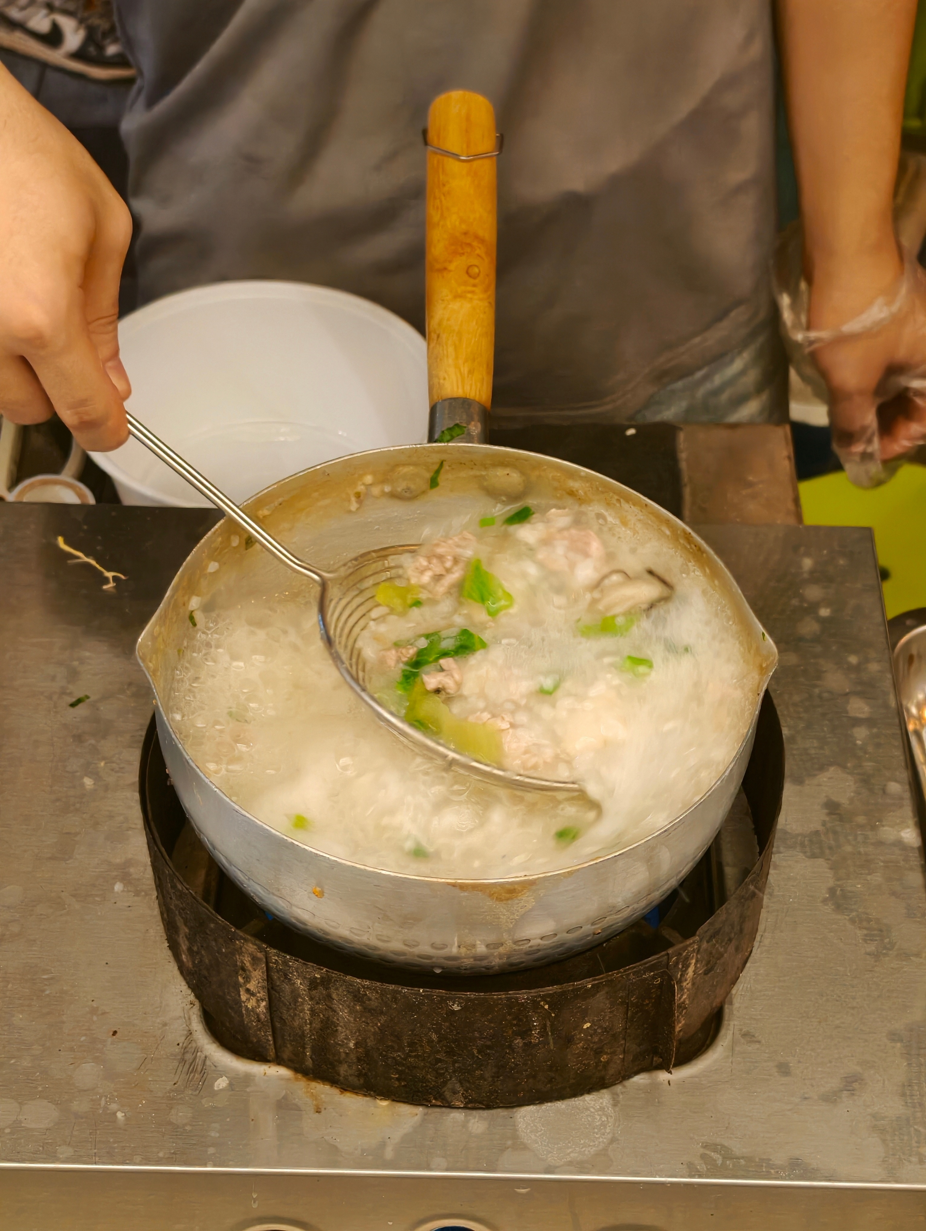 晚餐是这几样，吃的很饱。感觉在广州生活，没胖，但反而瘦了。每次回到北京就会胖。广