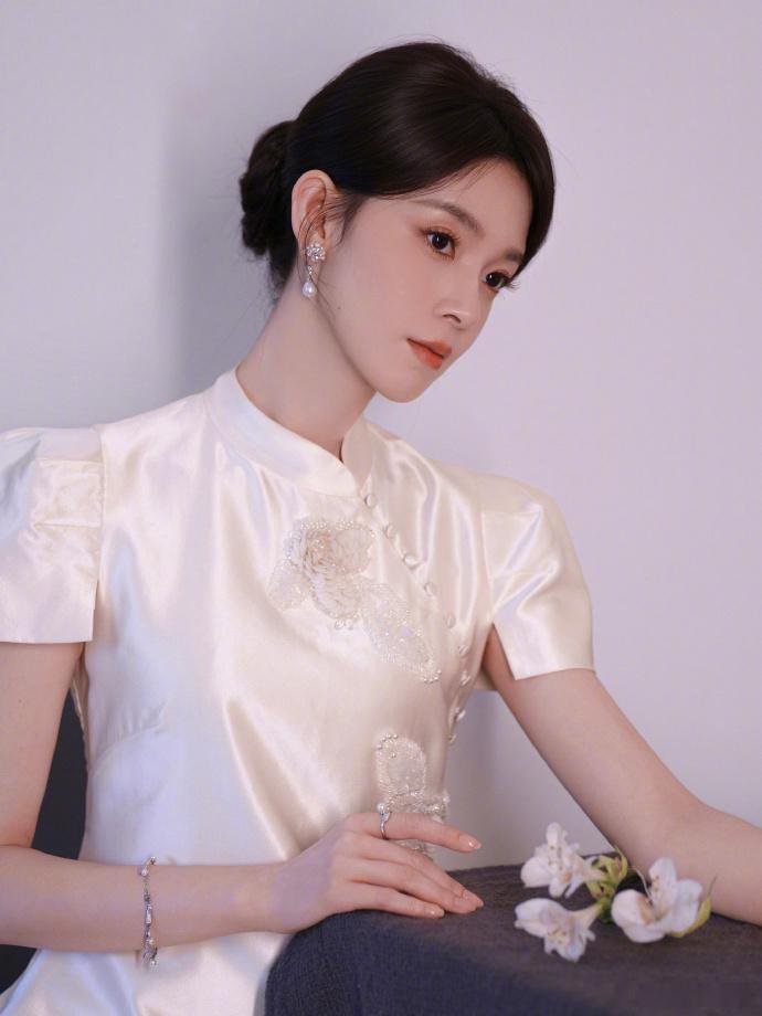 陈瑶素色旗袍拍出东方诗意中式含蓄美学在陈瑶这套旗袍写真完美呈现，顺滑素白绸缎旗袍