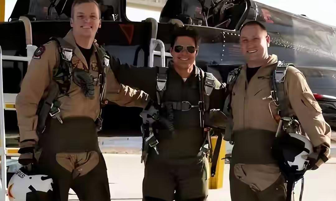 美军为什么没有找到第二名飞行员？美军跳伞飞行员有定位设备、通讯设备和自卫武器，而