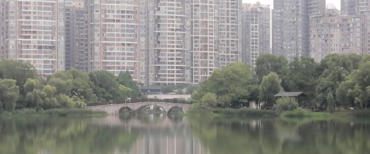 去银行办事，看到有个老人，拿着一本房产证，要用房子抵押贷款。工作人员问他贷款干