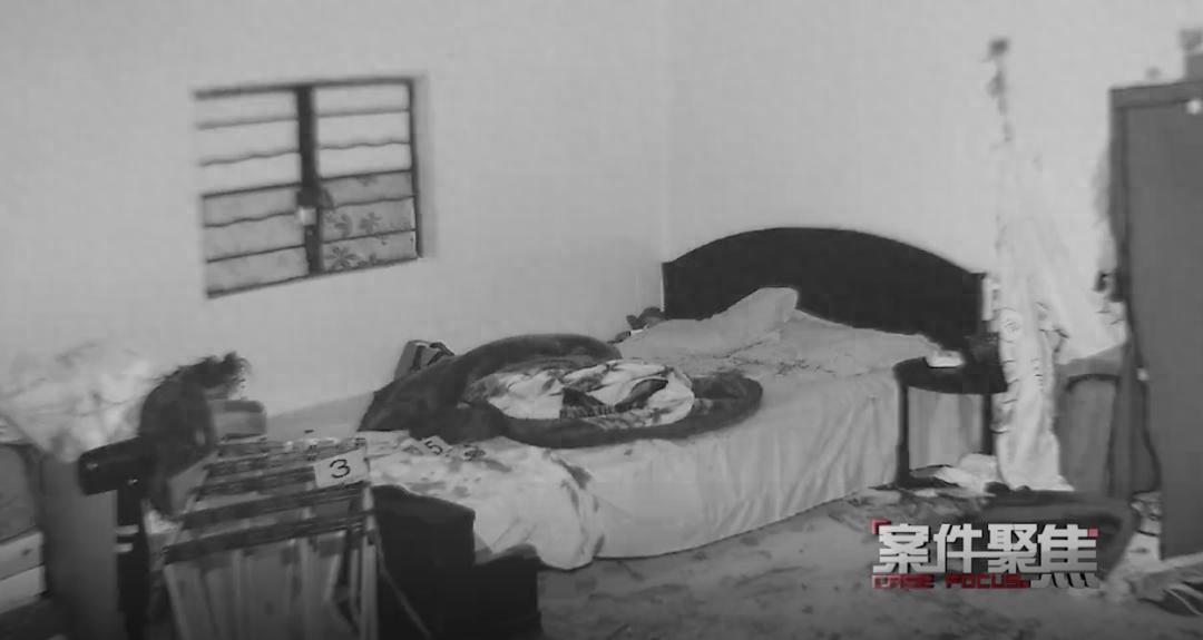 上海，一男子夜班提前4小时收工回家，发现本应上晚班的妻子，电动车停在门口，家里还