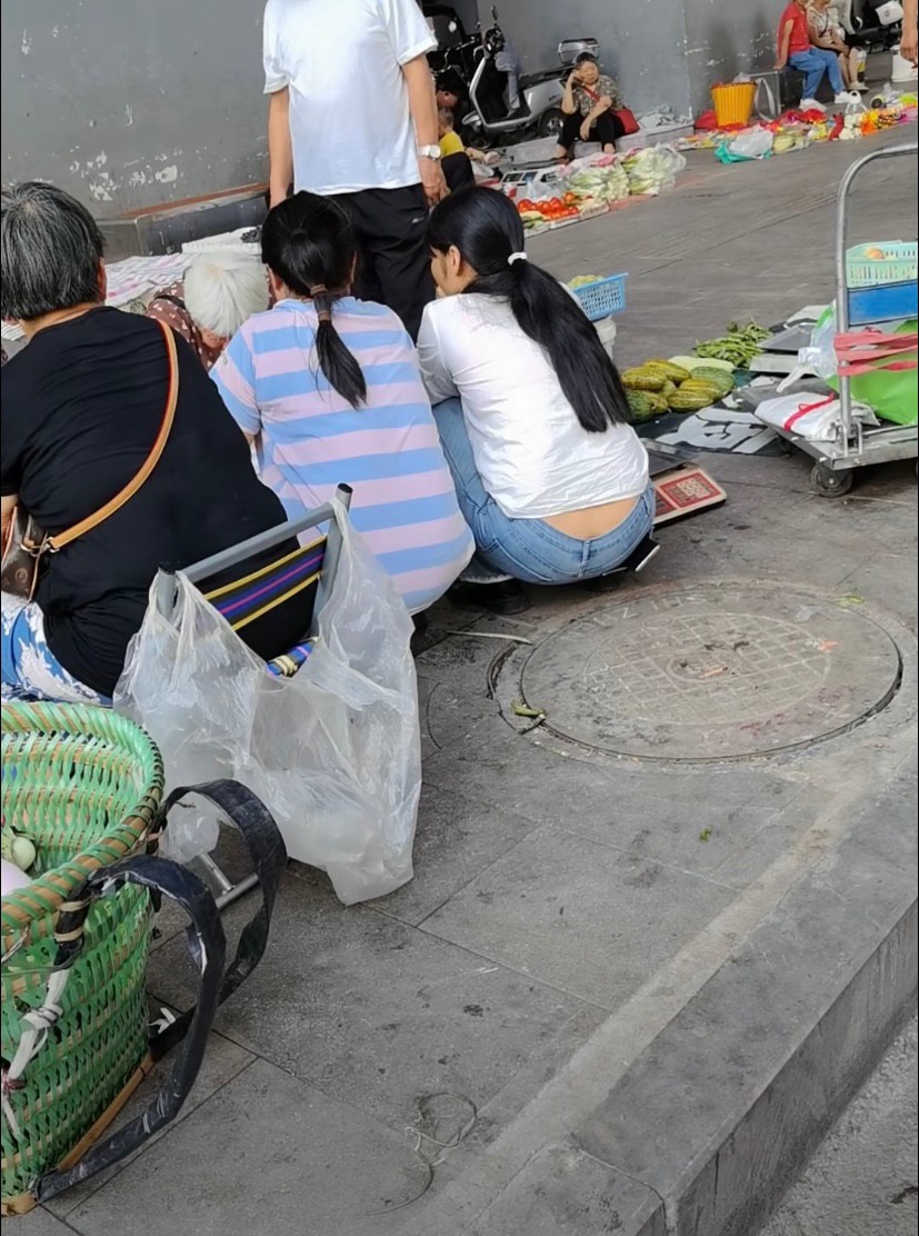 菜市场出摊了，要买菜的赶快来