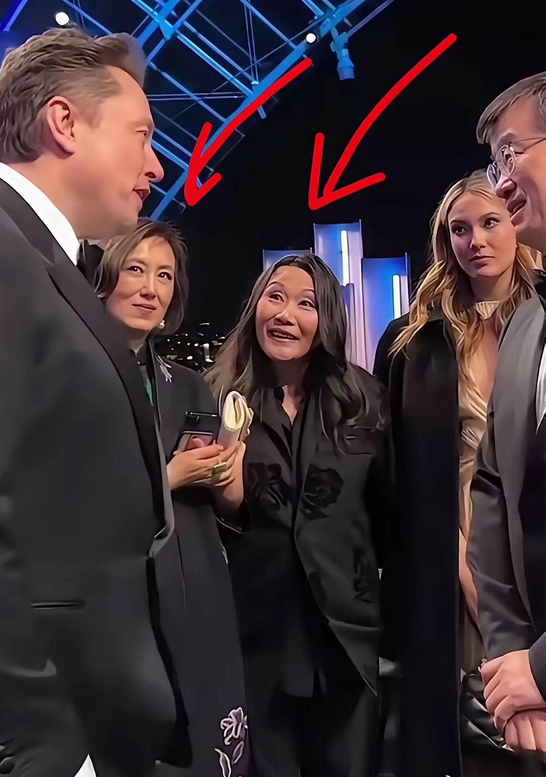 终于明白马斯克为什么能让那么多女人愿意给他生孩子了，在一场活动中，谷爱凌妈妈看马