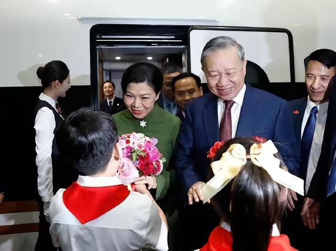 苏林的老婆应该54岁左右，她看着很显老，一看就是老年妇女。对比一下，西哈莫尼国