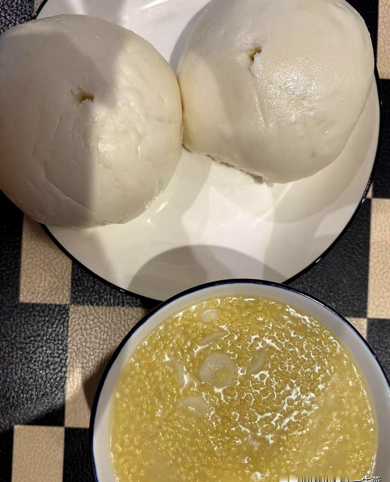 回娘家这几天，顿顿小米粥白馒头，中午要么面条要么白米饭，配菜就是一锅乱炖，南瓜豆