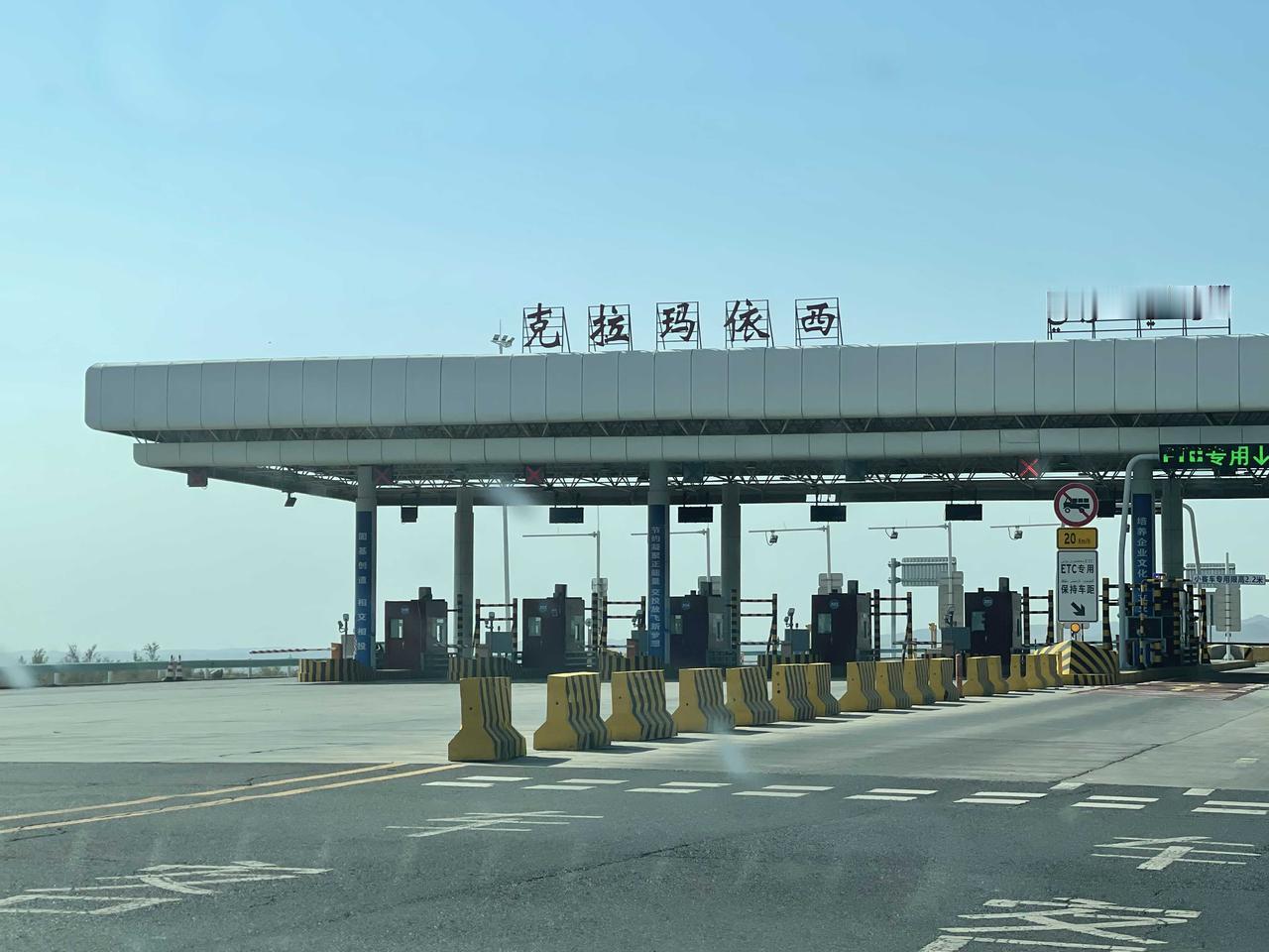 假日新疆（9）油田风光：从克拉玛依前往世界魔鬼城途中，看戈壁滩的荒漠苍凉与无际的