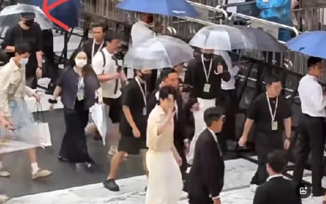 大头挥挥手离开了活动现场，人群中有一个人很特别，猜得没错，大头不可能一个人