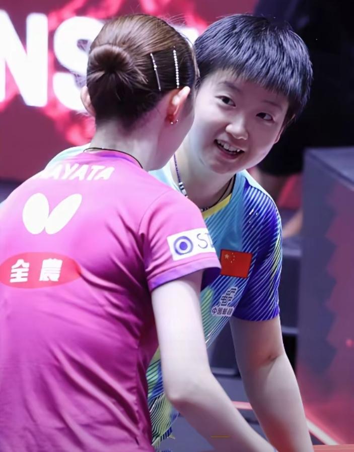 孙颖莎和早田希娜的赛后采访真的甜到心巴上！场上打得火花四溅，场下却温柔到不行