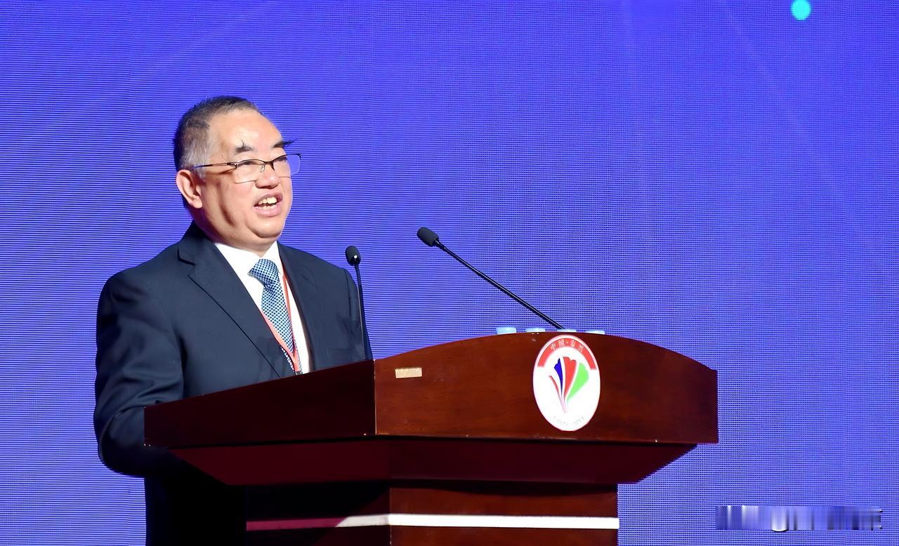 大学教授收废品，一年狂揽300亿那还得从2000年之前说起，许开华还是个大学教