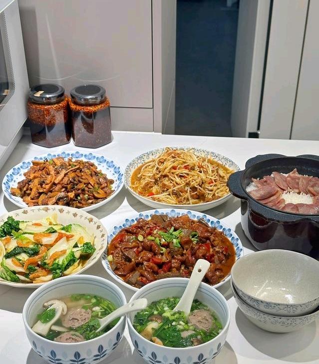 我妈没有退休金，现在跟我住一起，家里买菜基本都是我掏钱，早饭是我媳妇做的，中午就