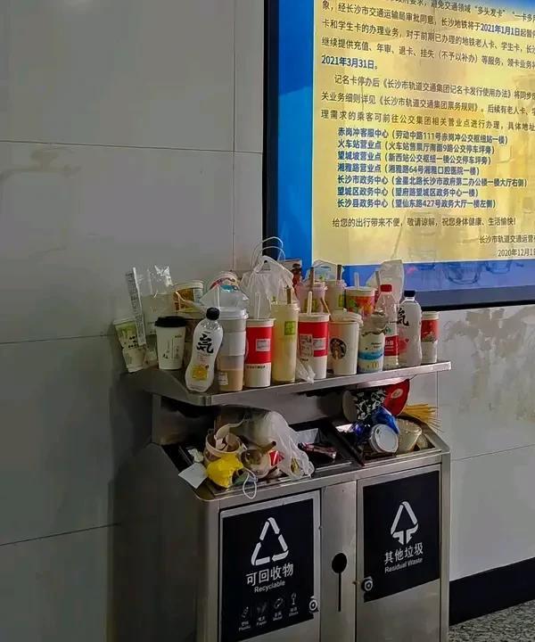 西藏一垃圾站30多只熊集体觅食西藏一垃圾站30多只熊集体觅食最近，我刷到了一