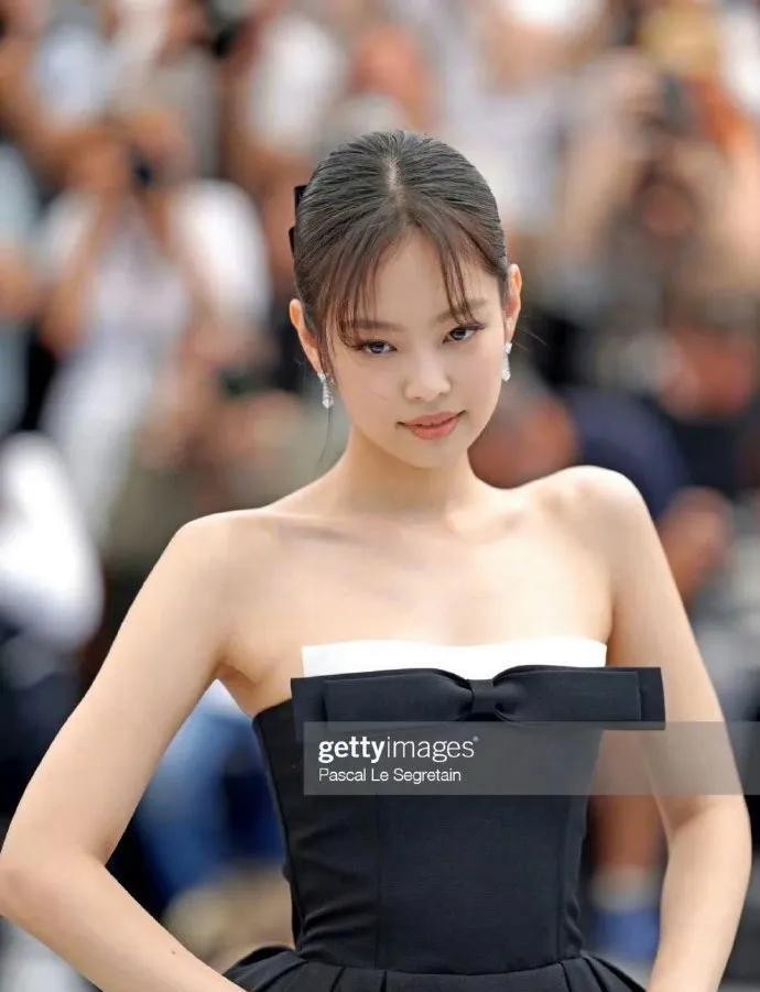 孟佳与Jennie撞衫蓝色公主裙：同款造型不同风情，美女皆能驾驭经典时尚圈从不