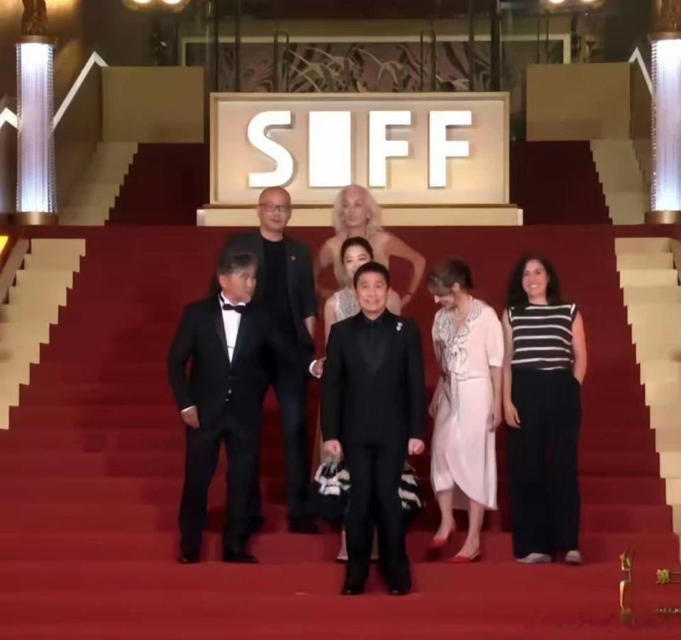 梁朝伟，太尴尬了！6月13日，上海国际电影节红毯上，梁朝伟把局促演绎到了极致，一
