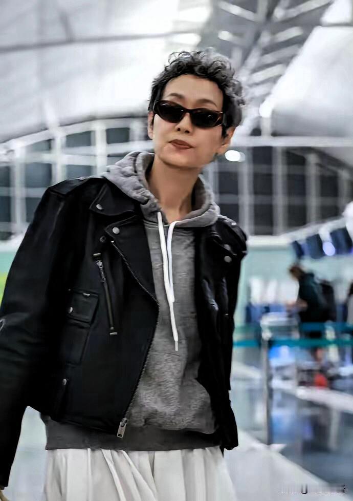 62岁叶童太飒了！被老公8次出轨，却没被婚姻打倒，反而活成了事业大女主，这谁