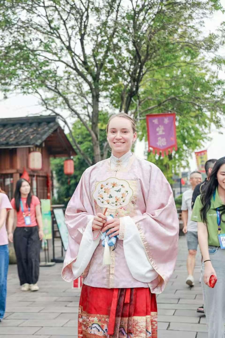 莱巴金娜到了宁波，喜大普奔！满屏装不下她的长腿。素颜也好看。还记得去年娜娜在宁