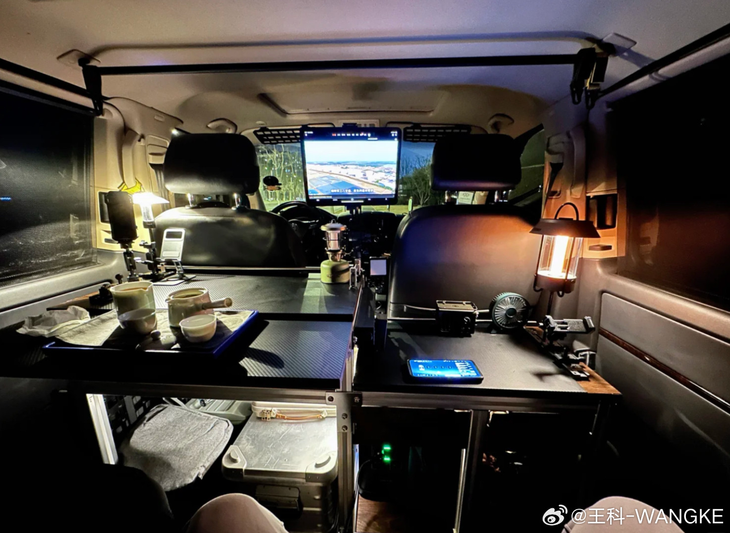 这是改装了一个车上的客厅啊！