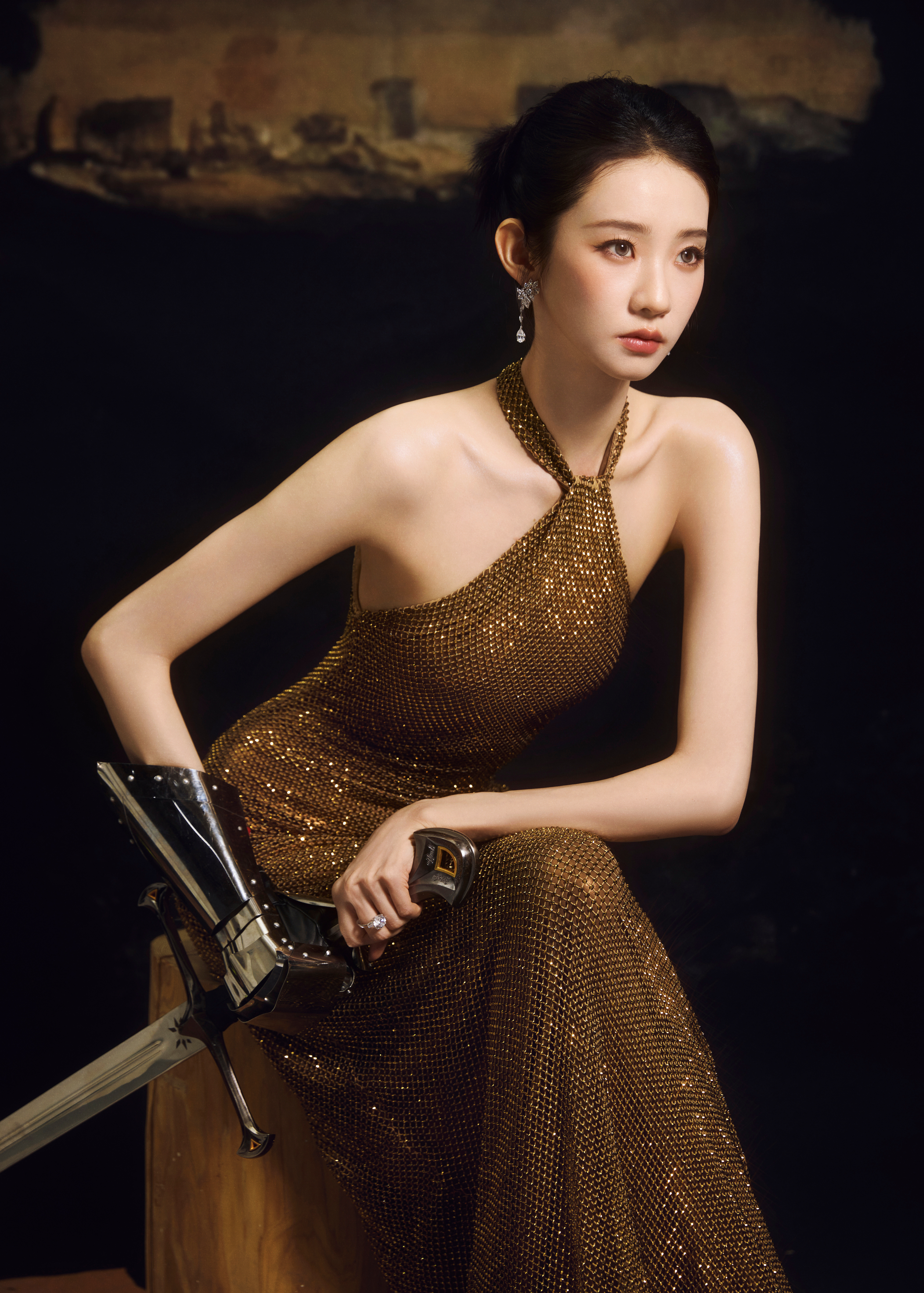 张艺凡金色礼服完美贴合曲线，肩颈线条优雅舒展，天鹅颈修长迷人。纤细的腰肢盈盈