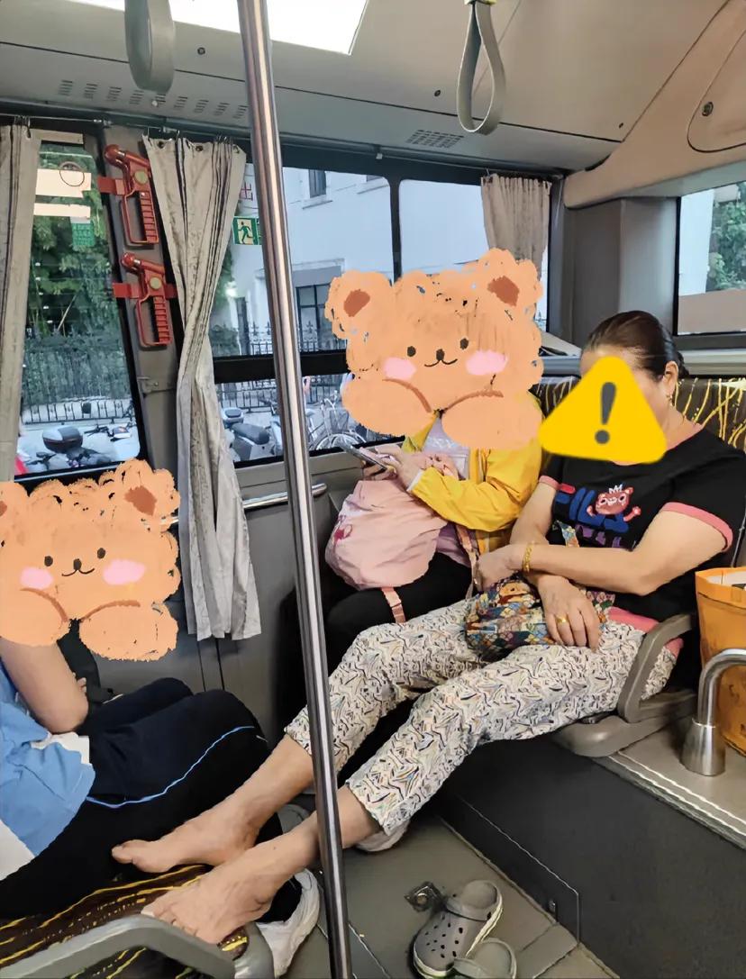 网友吐槽，上海某路公交车，一位女士为啥这样坐？座椅的设计初衷可不是用来踩的！[灵