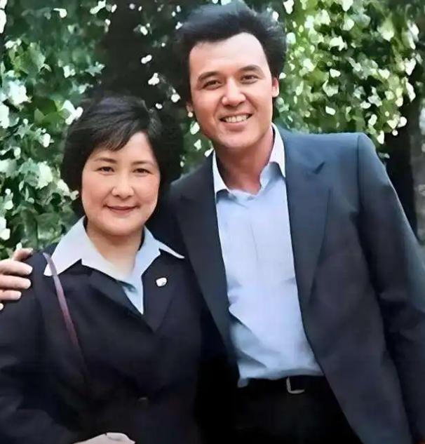 他的爱妻已经离他而去了。当年，银幕帅哥达式常在多部影片中刻画角色，凭借英俊儒雅的