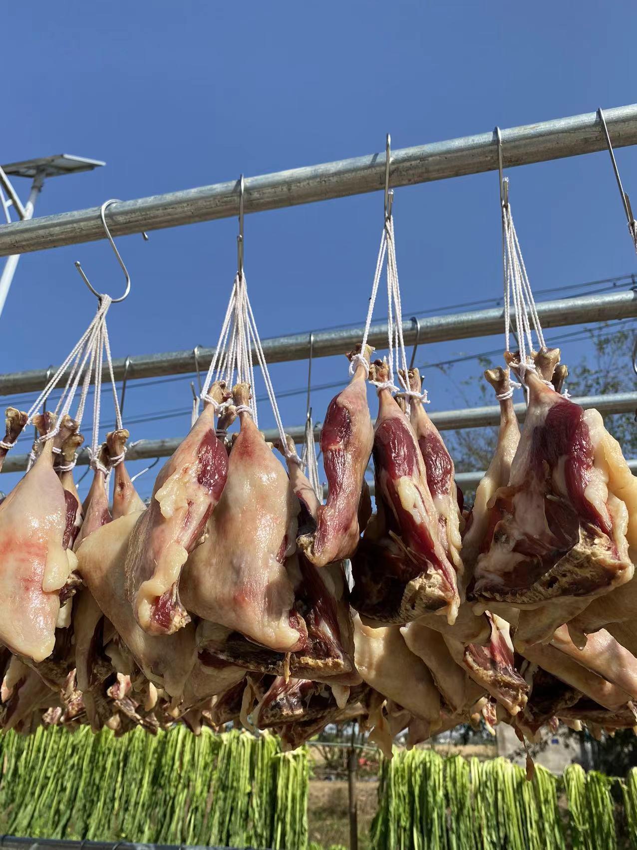 晚上散步，一抬头看到前面有一栋房子的阳台上挂满了风干的鸭腿，一个一个挂在那里叮叮