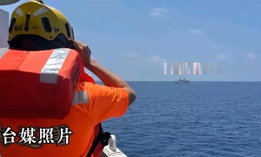 笑不活了！台海巡船在东沙被我海警船堵得动弹不得，急眼了居然对着我们喊："你们回去