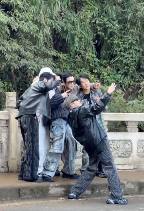 宇宙爆闪团现身云南南恩瀑布，快把照片发出来看看