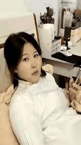 我一直以为，人是有骨头的。直到我看见这姐们儿，把自己对折，再对折，最后叠成一个