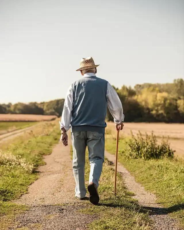 老了才会明白：“不管你有多少钱，有多大的房，人老了，其实到了75岁左右，好日子基