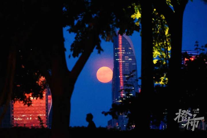 2026首个“超级月亮”明晚登场, 一起来晒今年首个“大号月亮”吧