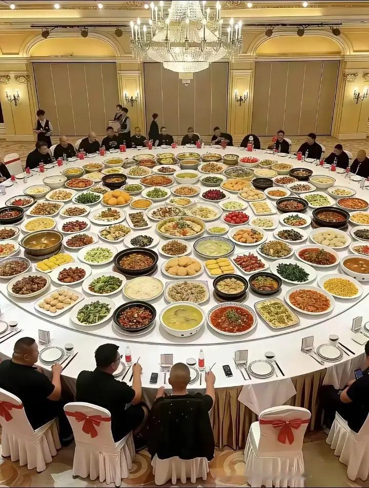 别问咋摆进去，就问你怎么吃到嘴[大笑]