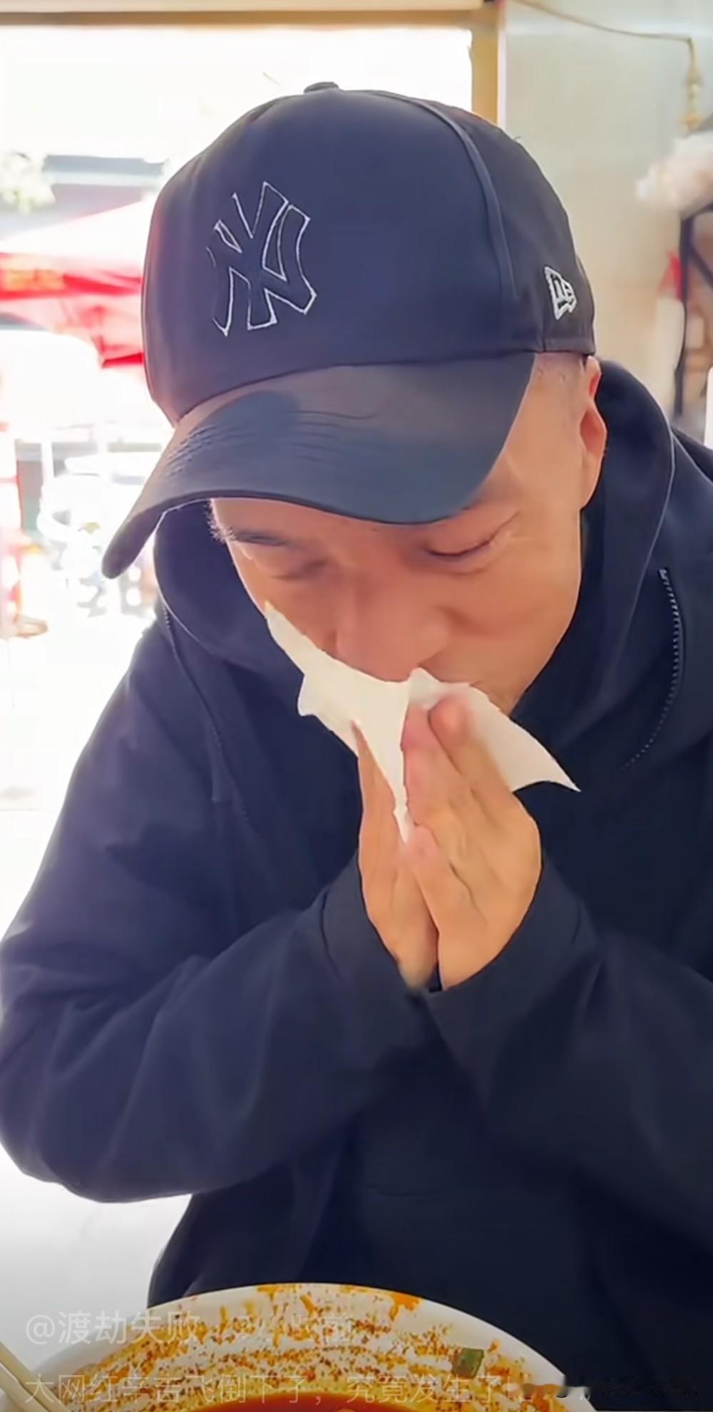 大网红辛吉飞在视频拍摄的时候突然身体扭转摔到地上，额头磕破，已经做了CT检查。